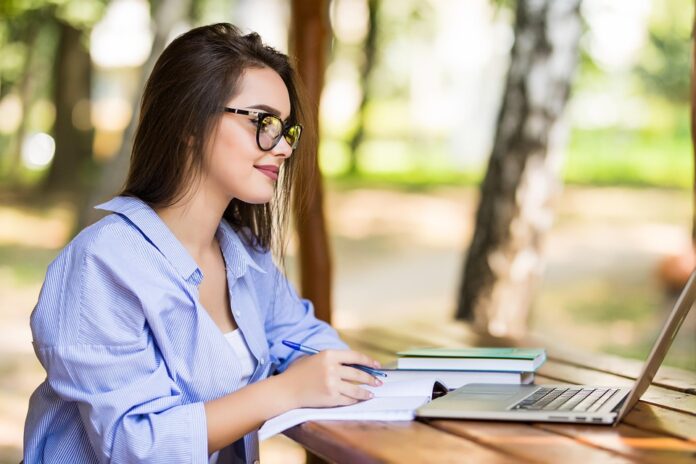 From Freelancer to Thought Leader: How to Establish Your Expertise and Attract Clients