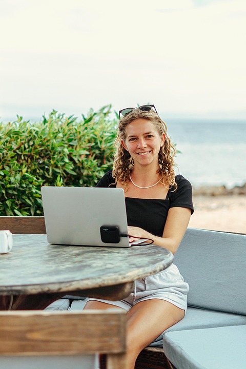The Rise of the Online Freelance Economy: Trends, Opportunities, and Challenges