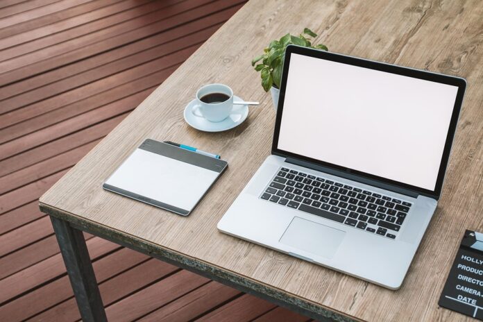 From Side Hustle to Full-Time Business: How I Quit My Job and Lived to Tell the Tale